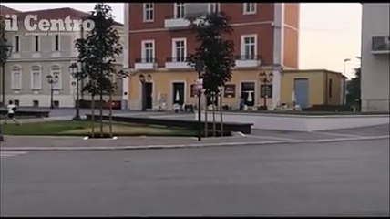 Il blitz dell'orso in piazza, i bambini scappano. Poi c'? qualcuno che lo insegue in auto