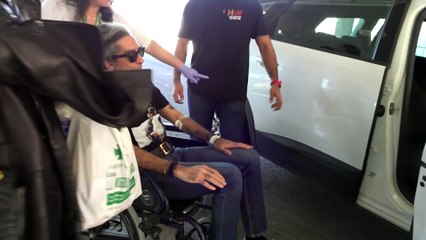 Mario Vaquerizo reaparece en silla de ruedas y con collarín tras recibir el alta hospitalaria