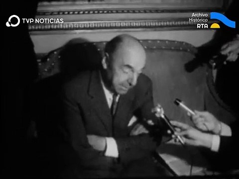 Pablo Neruda tras recibir el Premio Nobel de Literatura