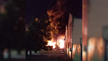 Incêndio atinge prédio comercial de reciclagem em Iguatu