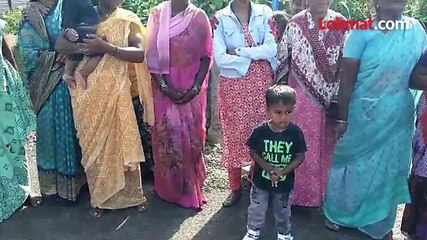 इंदापूरात महिला आक्रमक साड्या रस्त्यावर फेकल्या काय आहे कारण