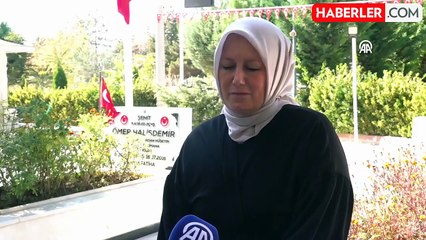 FETÖ elebaşının ölümü sonrası vatandaşlar Şehit Ömer Halisdemir'in kabrine akın etti