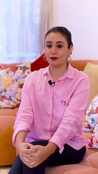 « Quand on entend cancer, on entend la mort. »  Dina a lutté contre le cancer du sein à 29 ans et est aujourd'hui en rémission. En ce mois d'Octobre Rose, n’oublions pas l'importance du dépistage. #octobrerose