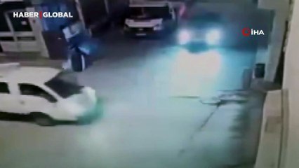 Kamyonet ile otomobil çarpıştı! O anlar kamerada