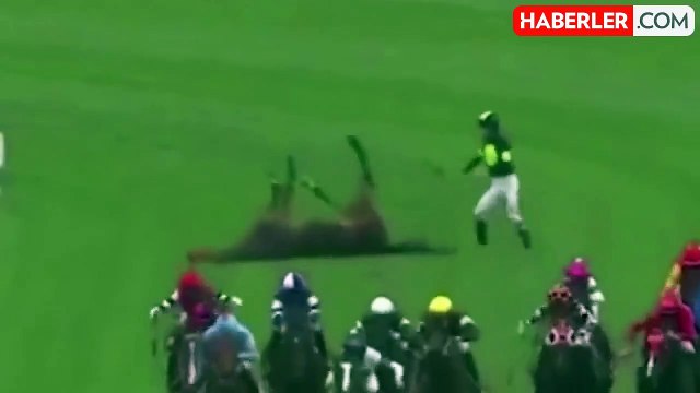 Kahraman jokey, hayatını riske atarak yarış sırasında yere düşen atına yardım etti