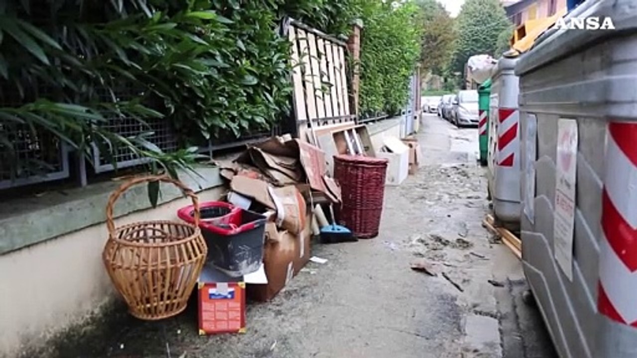 Maltempo, la pulizia dal fango e dai detriti delle strade di Bologna