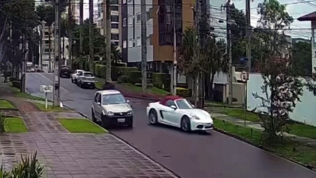 Motorista bate Porsche avaliado em R$ 655 mil e abandona veículo em Curitiba
