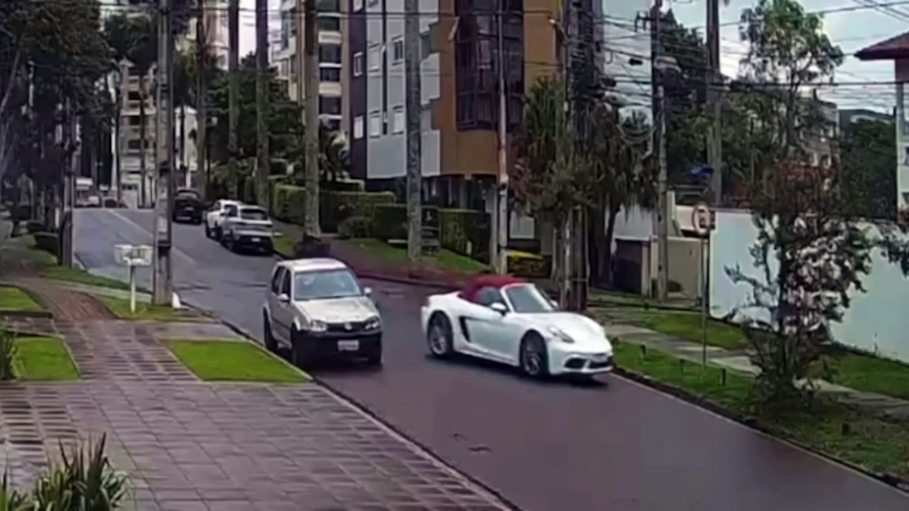 Motorista bate Porsche avaliado em R$ 655 mil e abandona veículo em Curitiba