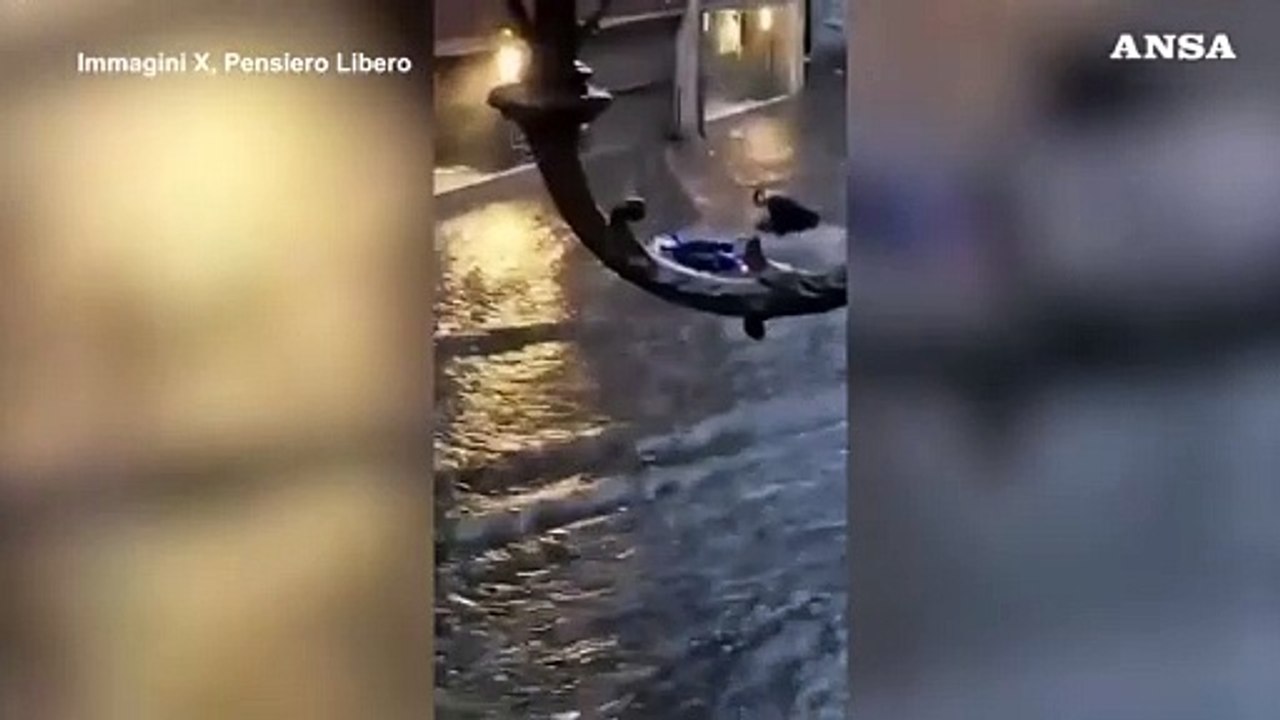 Maltempo in Sicilia, a Catania salvato un motociclista trascinato dall'acqua