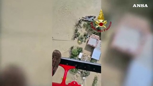 Maltempo in Sicilia, esonda il fiume Salso: persone in salvo sui tetti