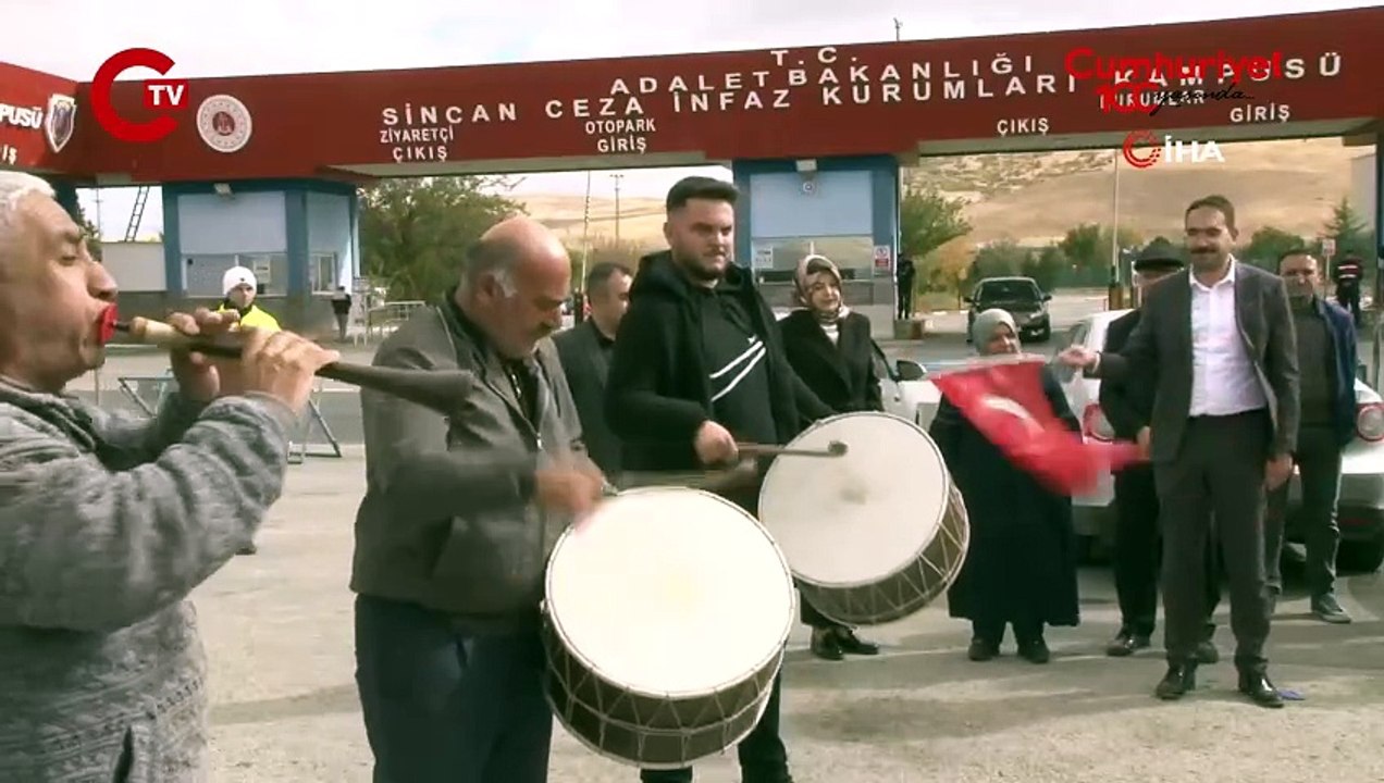 Şehit yakınları, FETÖ elebaşı Gülen'in ölüm haberini davul ve zurna eşliğinde kutladı