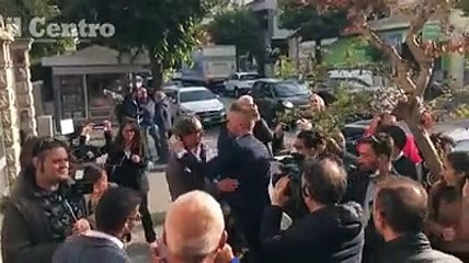 Il neosindaco di Roseto Nugnes abbraccia la moglie dopo l'elezione