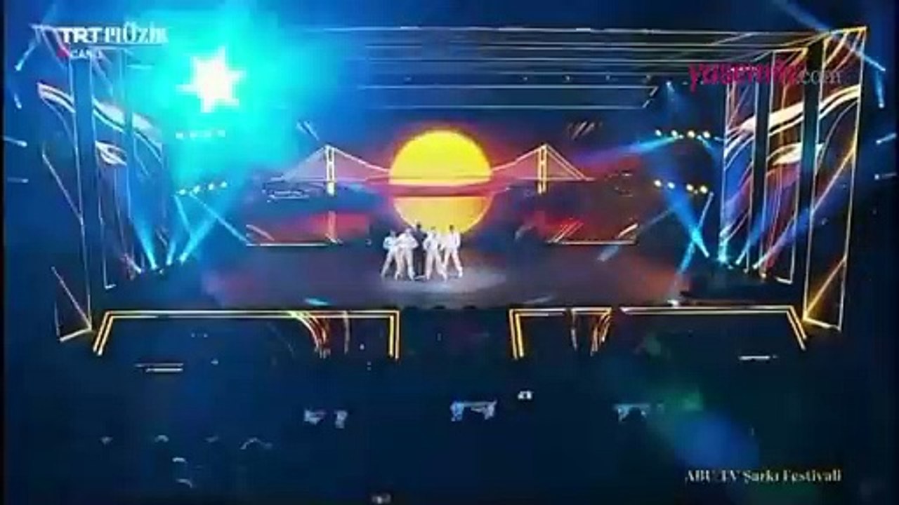 Sinan Akçıl'dan ABU TV Şarkı Festivali'nde anlam dolu hareket! "Ne mutlu Türk'üm diyene"