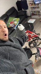 Tao customize son vélo moto électrique  Il veut me tartiner 