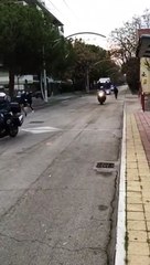 Il bus passa sulla strada parco scortato, pedoni e ciclisti allontanati