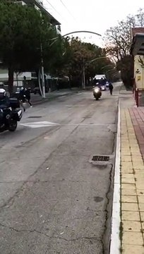 Il bus passa sulla strada parco scortato, pedoni e ciclisti allontanati