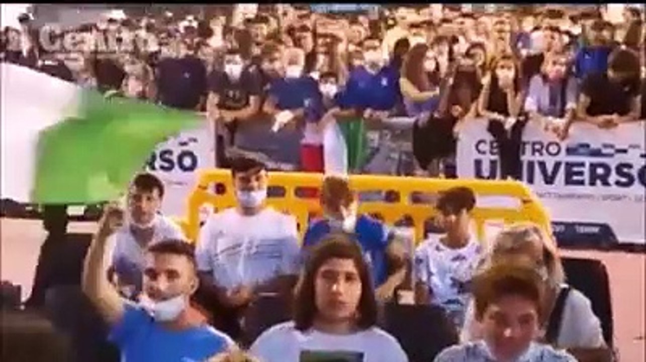 Dal ricordo di Raffaella Carr?, alla tensione durante la partita e poi la festa: sventola il Tricolore nelle piazze abruzzesi