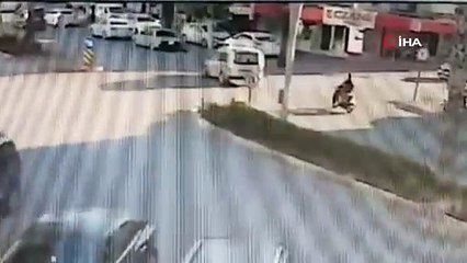 Motosiklet kamyonete çarptı! O anlar böyle kaydedildi