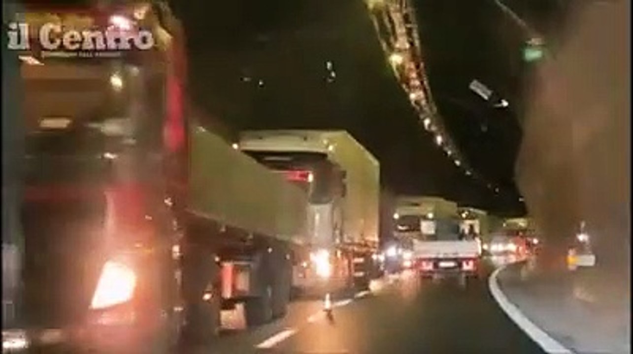 Auto e camion incolonnati nel tratto chiuso dell'A14