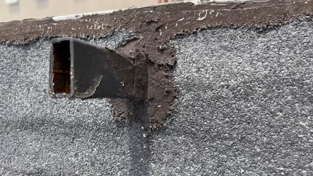 De l’eau dans les pieds. Forcement, quand le chantier est a l’abandon pendant des mois, ca fait des degats.