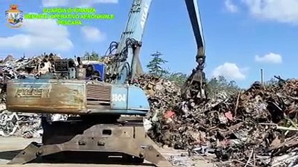 Video herunterladen: Una montagna di rifiuti ferrosi e i bidoni di olio nella discarica