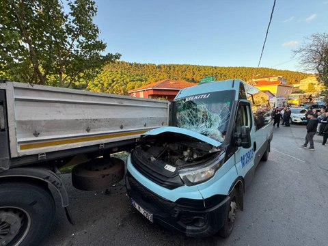 Maltepe'de yolcu minibüsünün tıra çarptığı kazada 8 kişi yaralandı