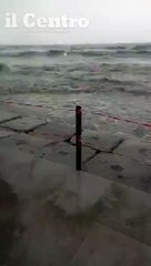 L'acqua alta torna a sferzare gli stabilimenti della costa teramana