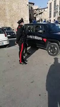 I carabinieri davanti al Comune di Celano, le immagini ricordano i tempi di Mani pulite