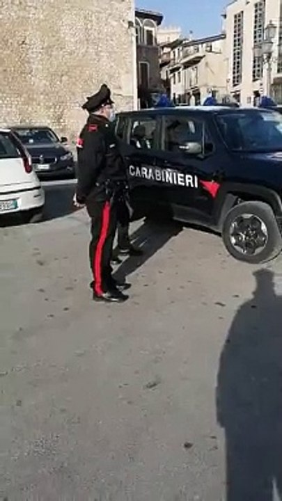 I carabinieri davanti al Comune di Celano, le immagini ricordano i tempi di "Mani pulite"