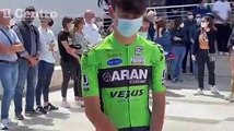 L'ultimo applauso al campione di ciclismo, il feretro si ferma davanti al negozio