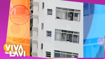 Mujer lucha por no caer desde un piso 16 tras resbalar por accidente