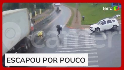 Motociclista salta de moto para não ser atropelado por caminhão no Paraná