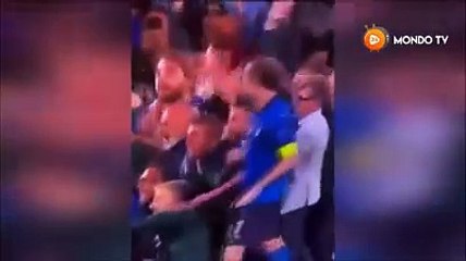 Spunta un intruso durante i festeggiamenti degli azzurri a Wembley. Verratti se ne accorge