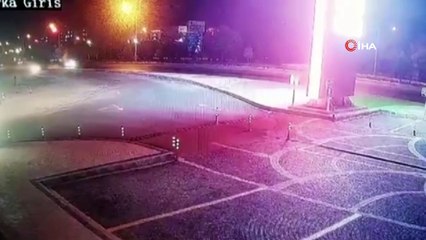 Otomobil önce direğe ardından park halindeki araca çarptı: 2 ölü, 1 yaralı