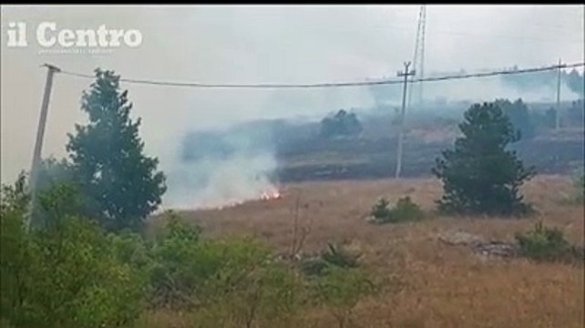 Canadair, vigili del fuoco e protezione civile al lavoro per spegnere le fiamme