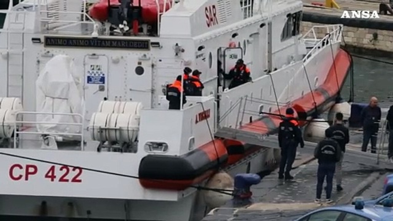Motovedetta con i migranti da Albania a Bari, lo sbarco sotto la pioggia