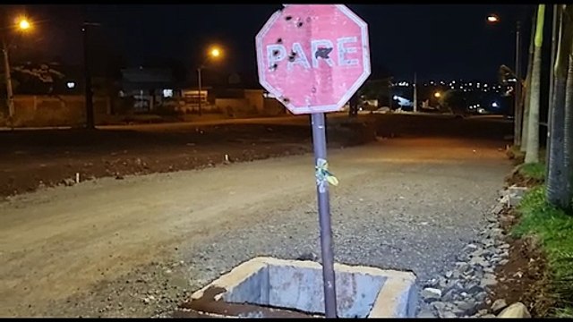 Moradores reclamam da demora em obra e sinalizam buraco com placa para evitar acidentes no Floresta