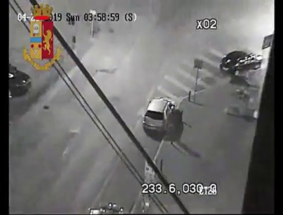 Ecco il ladro che non riconosce l'auto della polizia