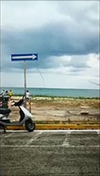 La tromba marina ? impressionante vista dalla riva: e se fosse arrivata sulla costa?