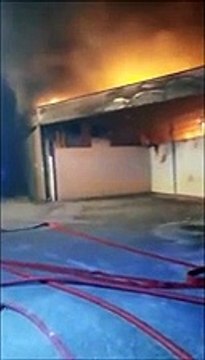 Fiamme divorano fabbrica di tessuti