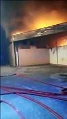 Fiamme divorano fabbrica di tessuti