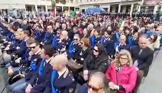 La polizia schierata in piazza Salotto a Pescara