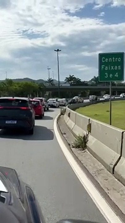 Acidente no Lago das Bandeiras, em Florianópolis, trava trânsito na Ponte Pedro Ivo