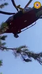 Arriva l'eliambulanza e l'escursionista ferito viene imbracato e prelevato dall'alto