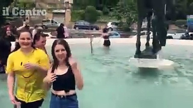 Scuola finita, bagno di fine anno a Teramo