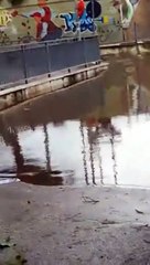 Auto contromano nel sottovia pieno d'acqua