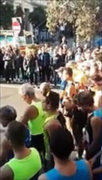 Tre, due, uno, via! Alla maratona c'? una fila che non finisce pi? sotto un sole primaverile