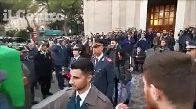 Picchetto d'onore e applausi ai funerali del finanziere