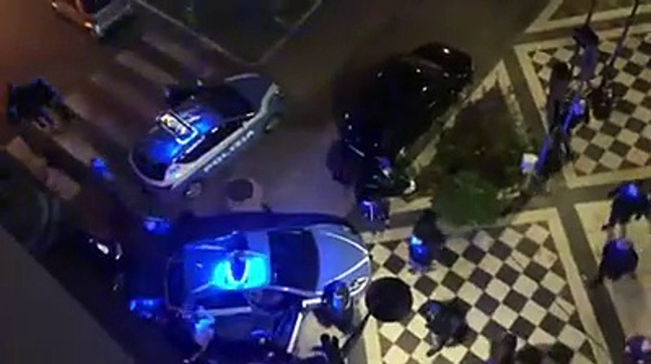 Scoppia la lite in centro, la polizia interviene fra gli applausi