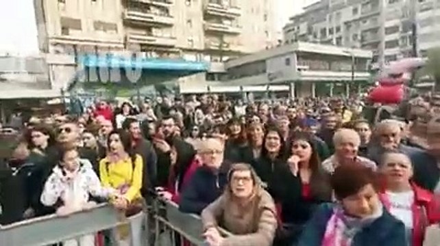 Piazza Salotto canta Siamo soli di Vasco con i Kom